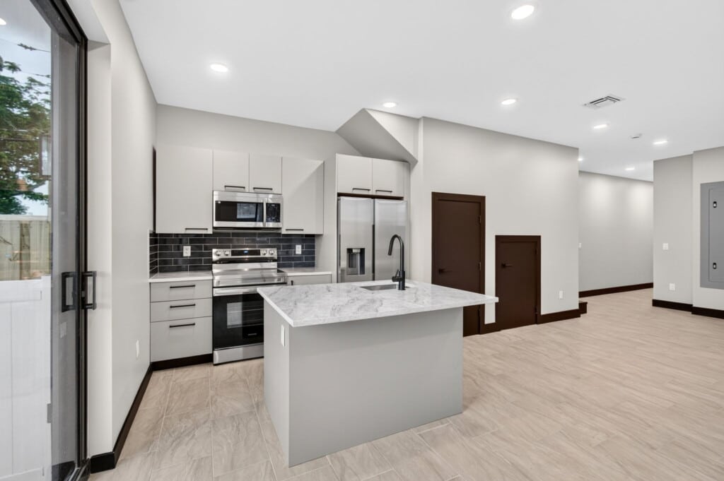 3541 NE 13th Ave, Unit A — kitchen