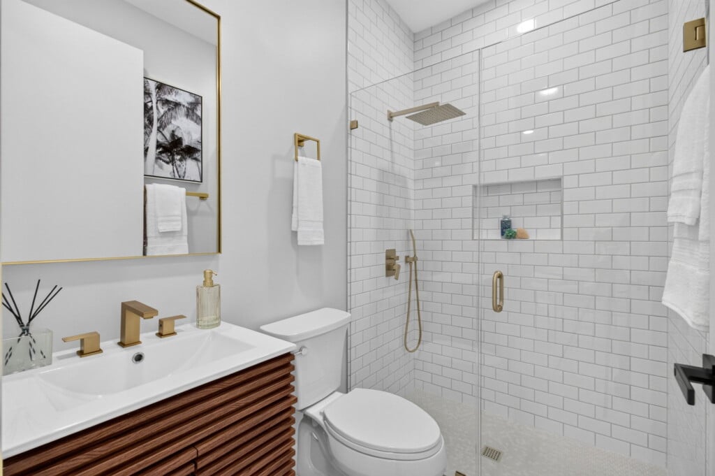 3541 NE 13th Ave, Unit B — bathroom, champagne gold fixtures