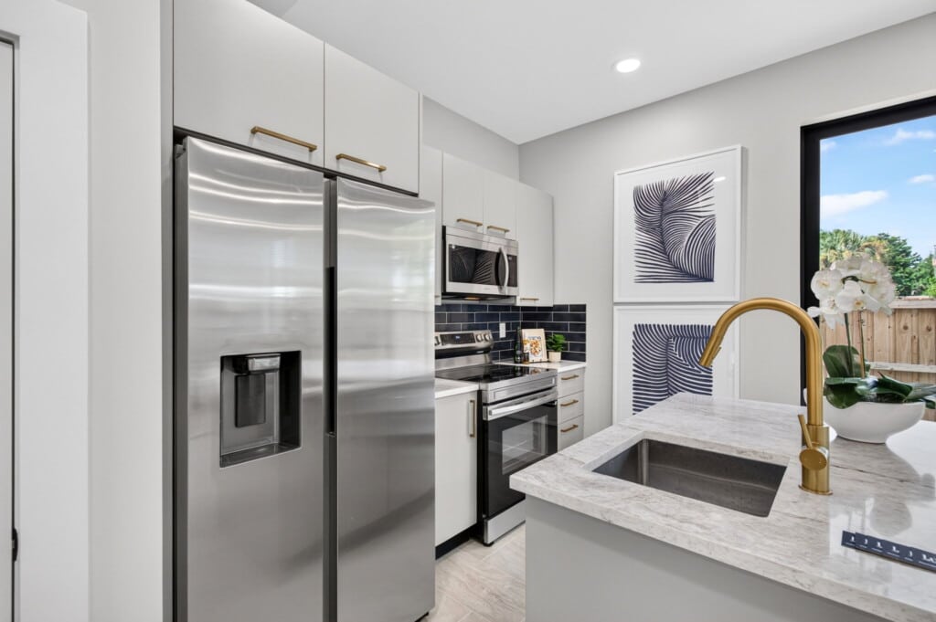 3541 NE 13th Ave, Unit B · Kitchen