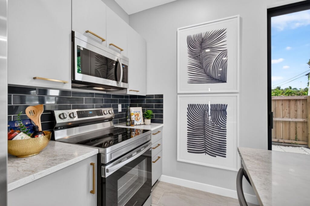 3541 NE 13th Ave, Unit B — kitchen