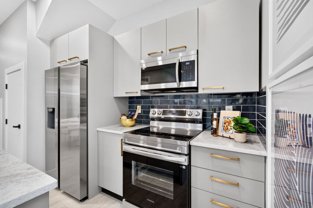 3541 NE 13th Ave, Unit B — kitchen