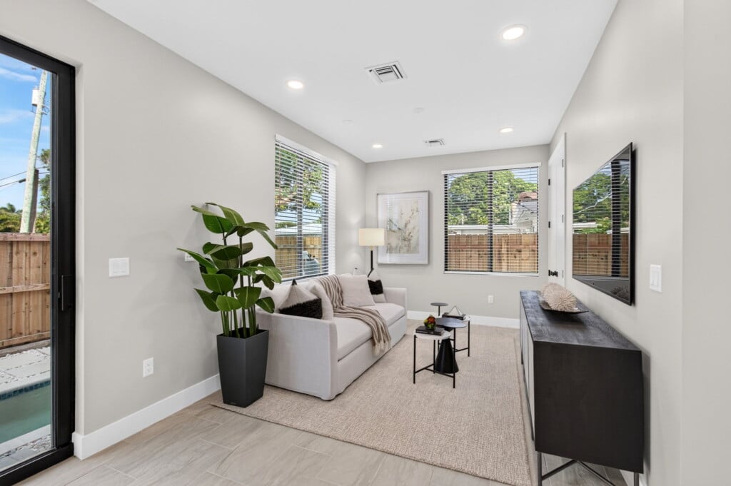 3541 NE 13th Ave, Unit B — living room